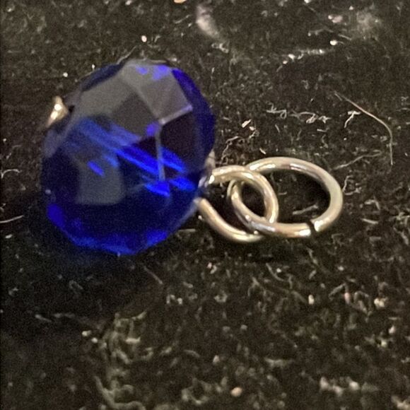 0.5” silver tone jump hoop w/blue sapphire colored bead charm/pendant - Picture 7 of 9